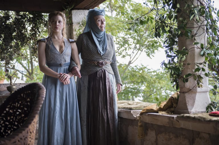 In "Game of Thrones" verkörpert Rigg die Lady Olenna Tyrell (re.). Die spitzzüngige Großmutter von Margaery Tyrell versucht stets, den Einfluss und die Macht ihrer Familie in Königsmund und den Sieben Königslanden auszubauen. Wenn da nur ihre Gegenspielerin, Cersei Lannister, nicht wäre.