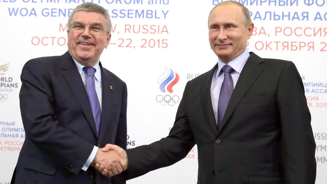IOC-Präsident Thomas Bach (li.) schüttelt dem russischen Präsidenten Wladimir Putin die Hand.