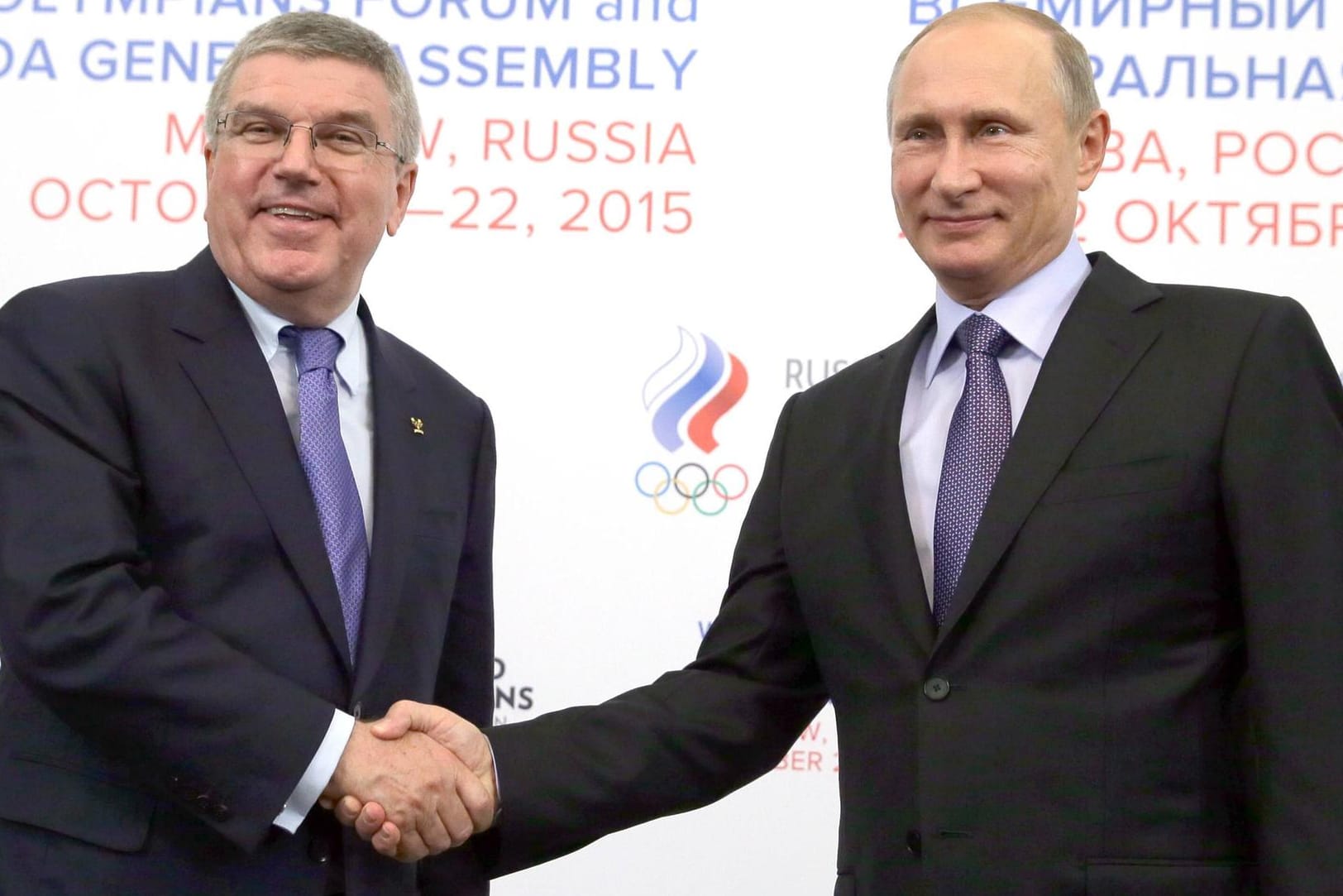 IOC-Präsident Thomas Bach (li.) schüttelt dem russischen Präsidenten Wladimir Putin die Hand.