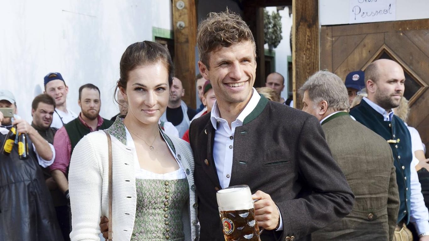 Thomas Müller mit Ehefrau Lisa beim Münchner Oktoberfest 2015.