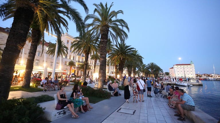 Splits beliebte Uferpromenade Riva lädt zum Flanieren ein und ist umgeben von zahlreichen kleinen Läden, Cafés und Restaurants.