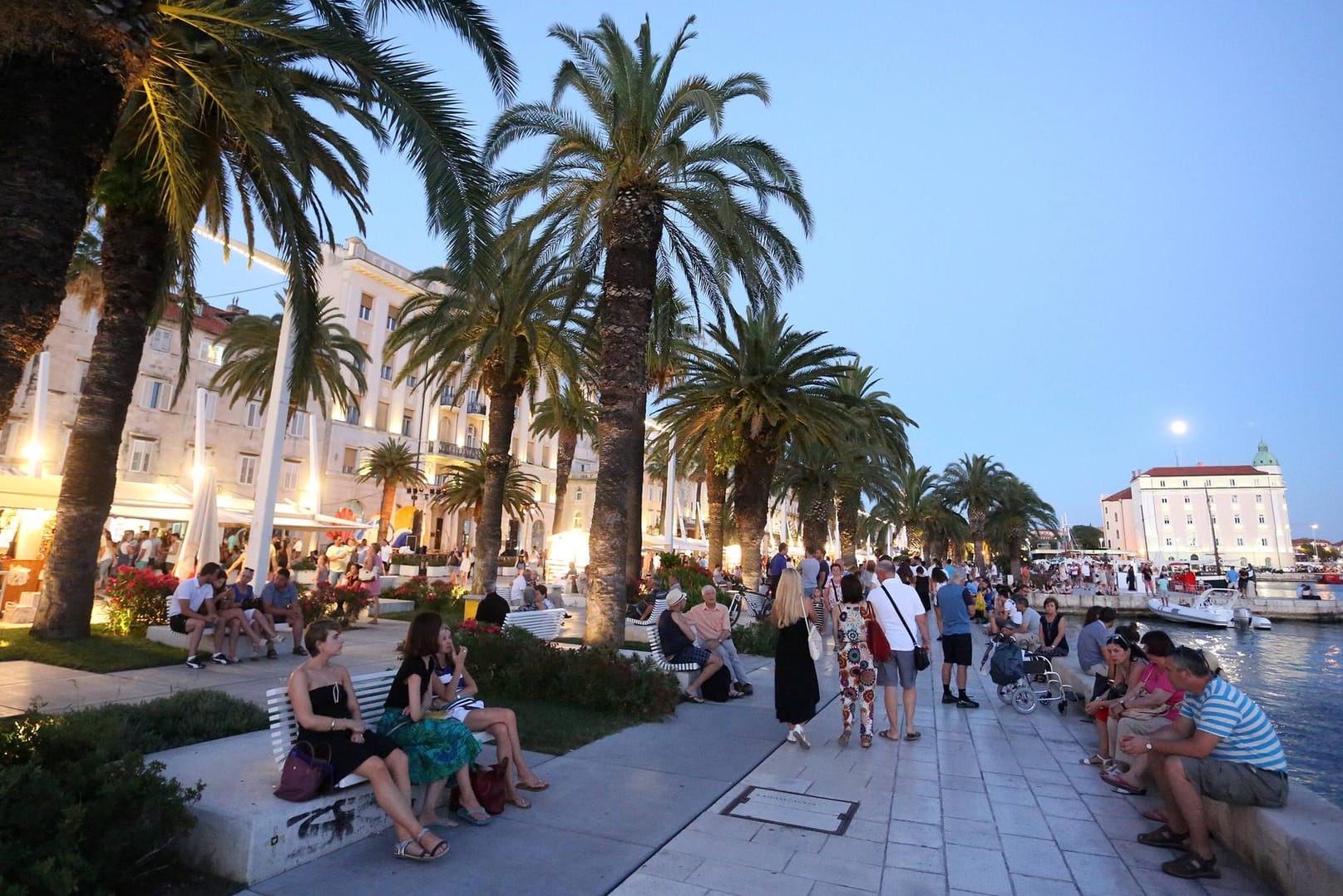 Splits beliebte Uferpromenade Riva lädt zum Flanieren ein und ist umgeben von zahlreichen kleinen Läden, Cafés und Restaurants.