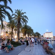 Splits beliebte Uferpromenade Riva lädt zum Flanieren ein und ist umgeben von zahlreichen kleinen Läden, Cafés und Restaurants.