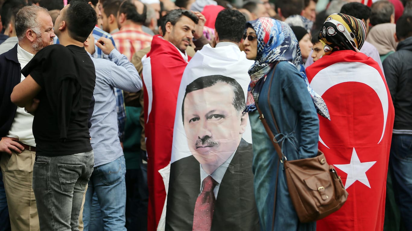 Erdogan-Anhänger finden das rechtsstaatlich zweifelhafte Durchgreifen ihres Idols gut.