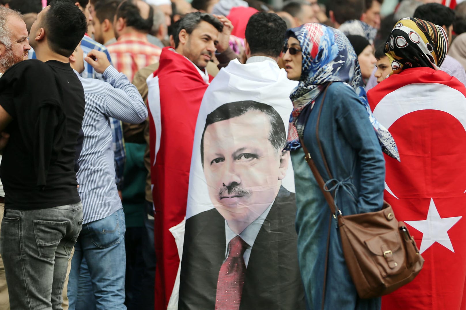 Erdogan-Anhänger finden das rechtsstaatlich zweifelhafte Durchgreifen ihres Idols gut.