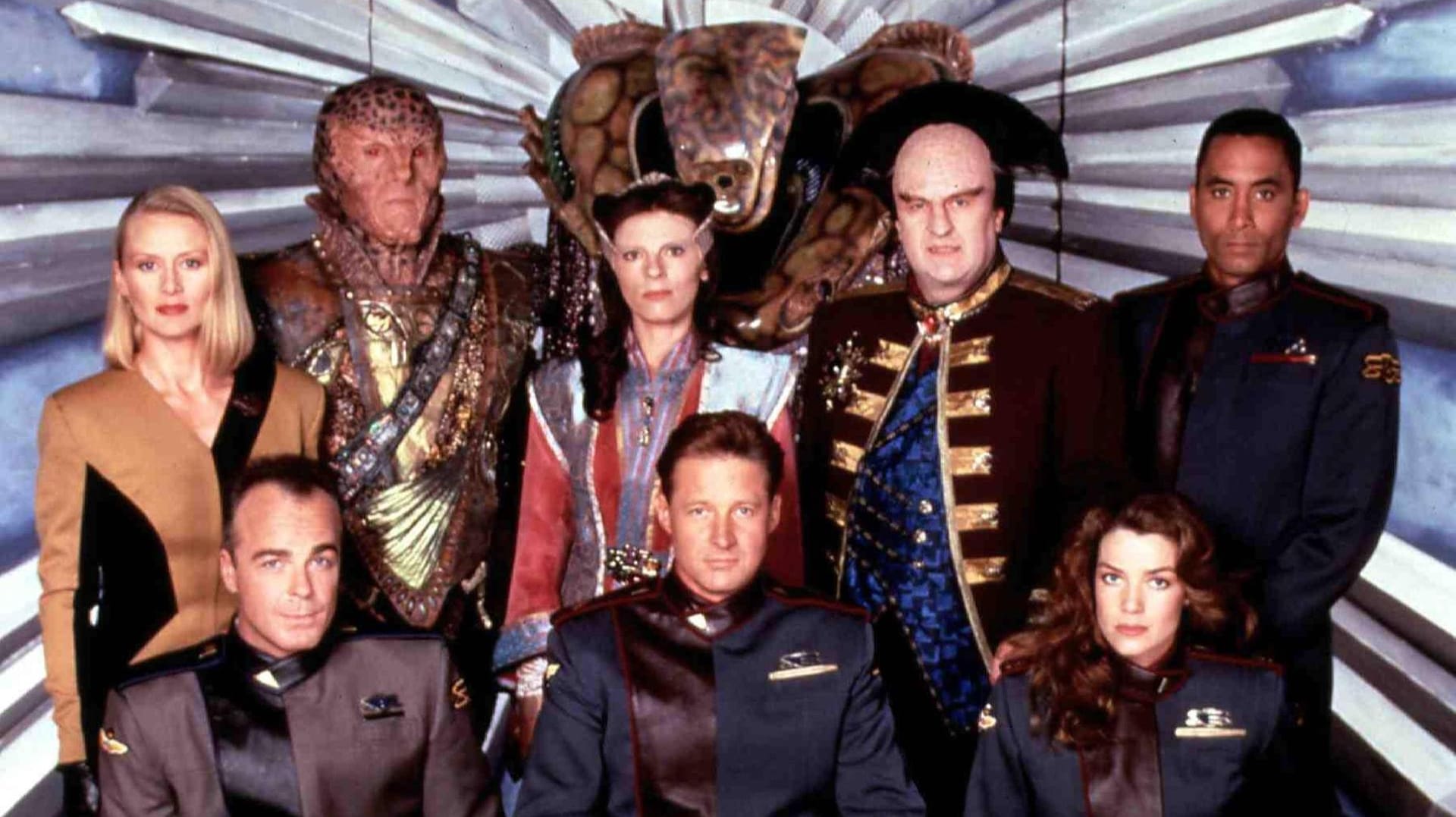 Doyle als Michael Garibaldi (vorne, 1. v. li.) mit dem Rest der "Babylon 5"-Crew.