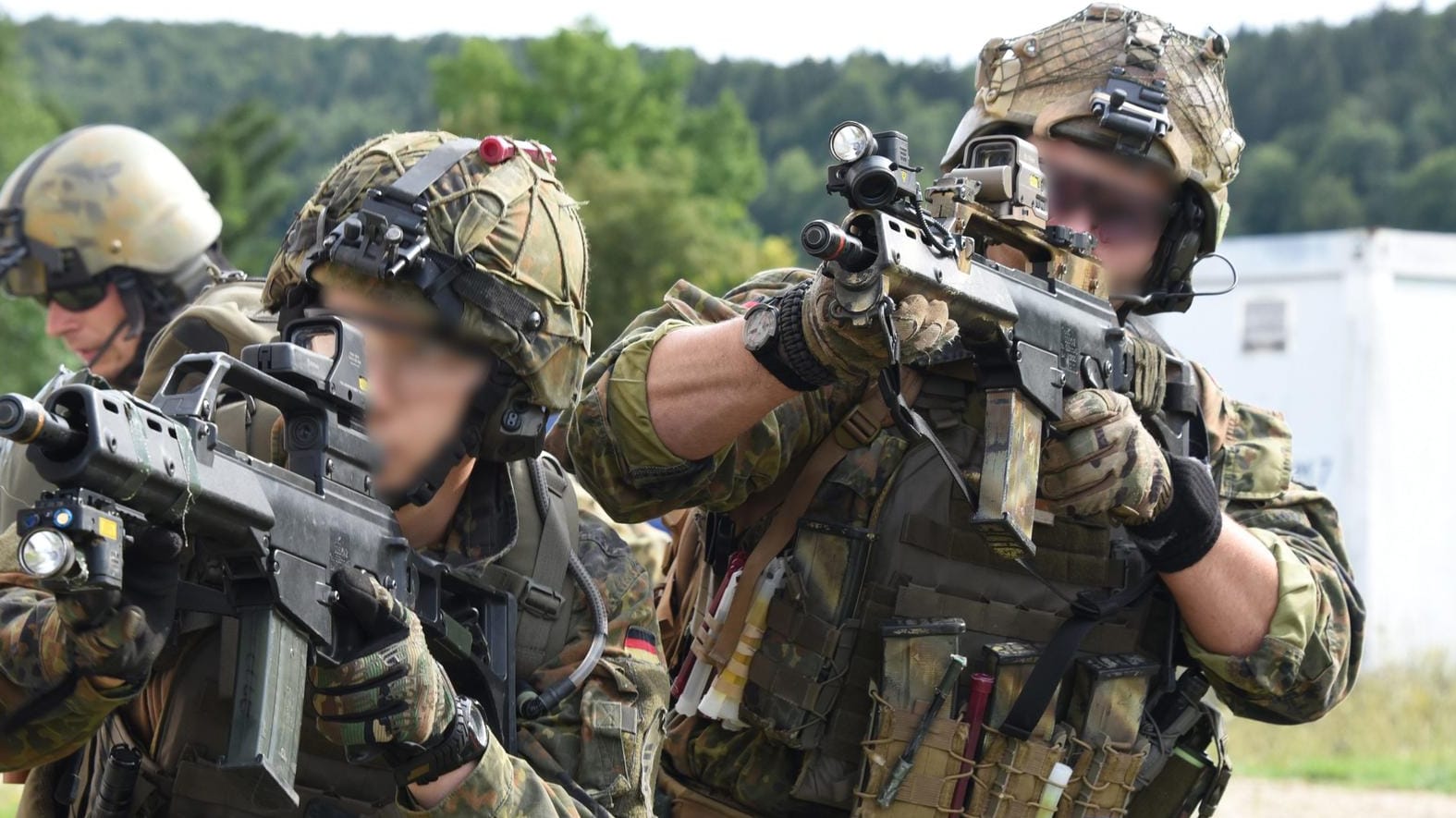 Fallschirmjäger bei einer Übung im bayerischen Hohenfels.