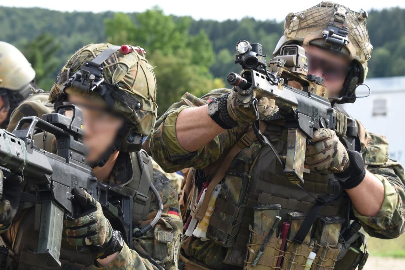 Fallschirmjäger bei einer Übung im bayerischen Hohenfels.