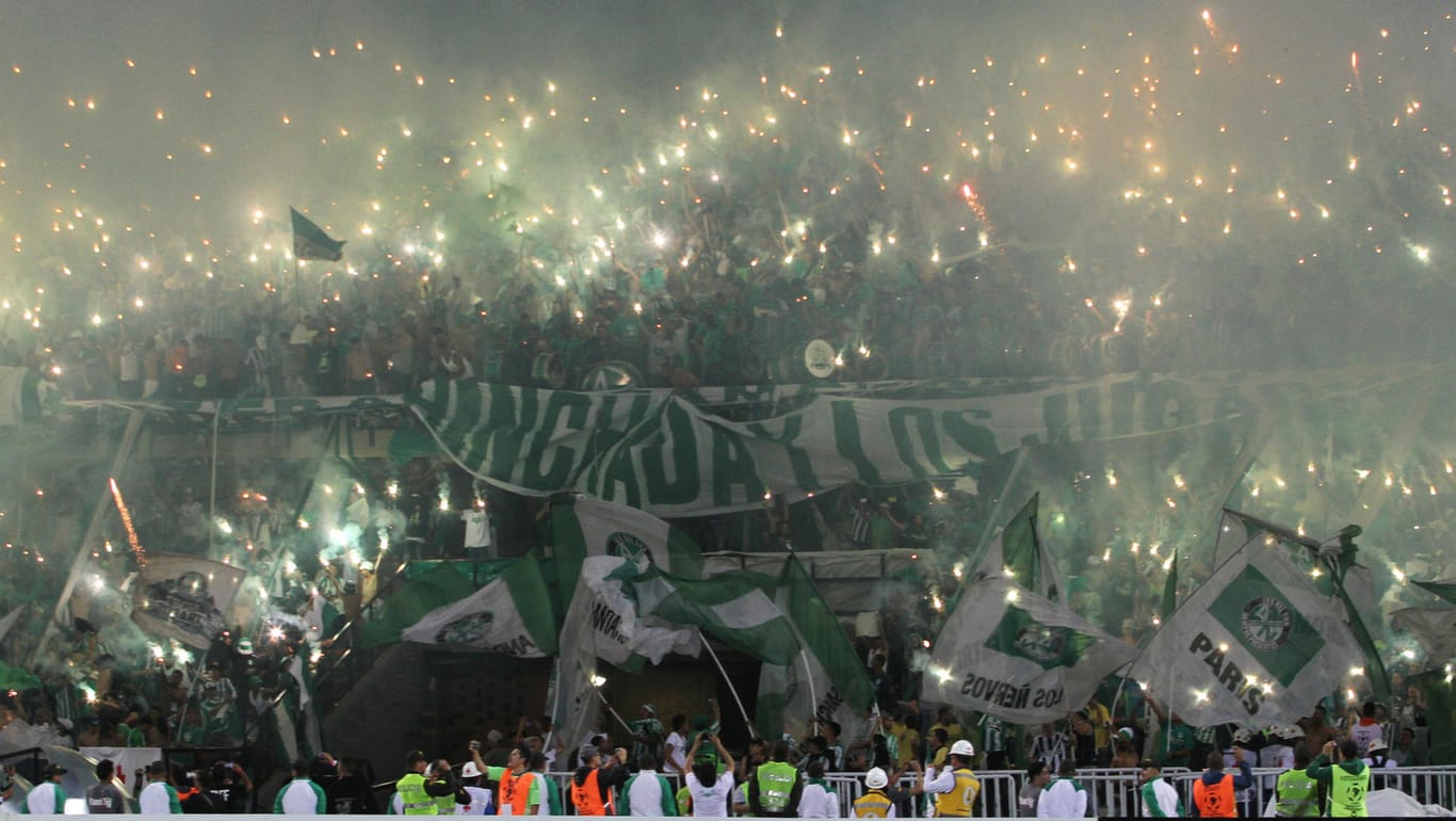 Im Stadion blieb es friedlich: Fans bejubeln den Copa-Sieg ihres Teams Atletico Nacional.