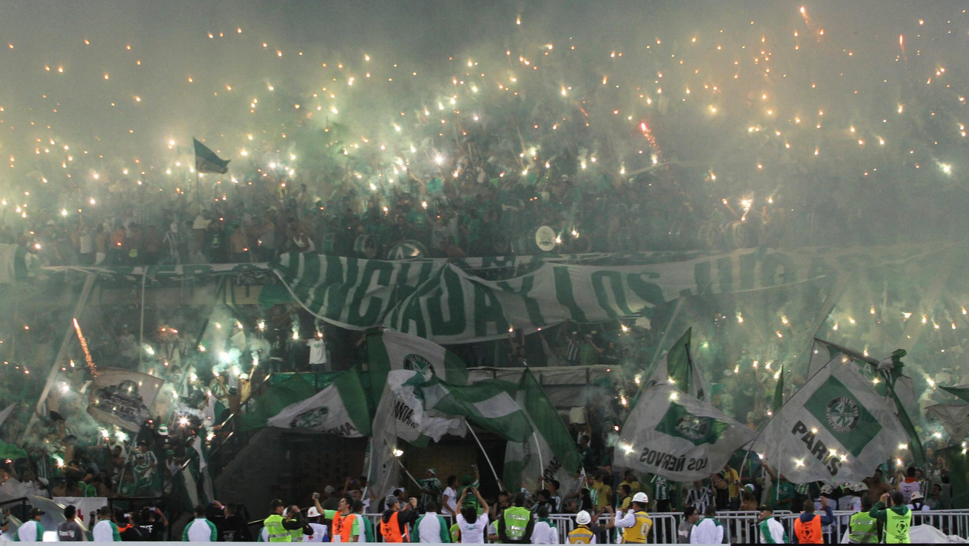 Im Stadion blieb es friedlich: Fans bejubeln den Copa-Sieg ihres Teams Atletico Nacional. Im Stadion blieb es friedlich: Fans bejubeln den Copa-Sieg ihres Teams Atletico Nacional.