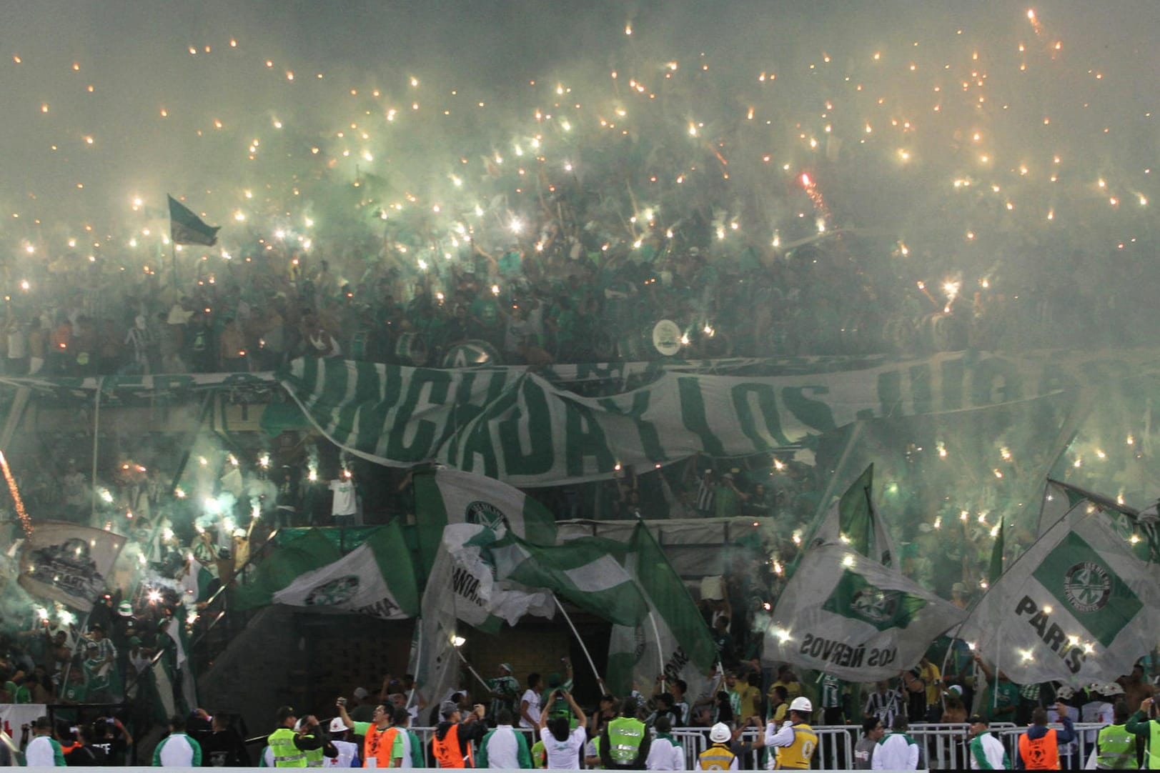 Im Stadion blieb es friedlich: Fans bejubeln den Copa-Sieg ihres Teams Atletico Nacional.