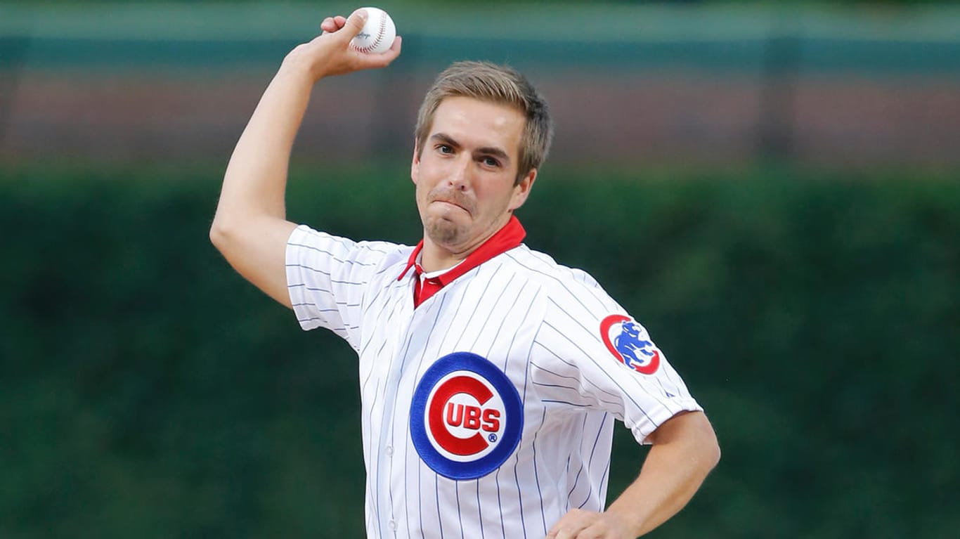 Philipp Lahm führt beim MLB-Spiel der Chicago Cubs gegen die Chicago White Sox den "First Pitch" aus.