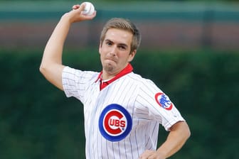 Philipp Lahm führt beim MLB-Spiel der Chicago Cubs gegen die Chicago White Sox den "First Pitch" aus.