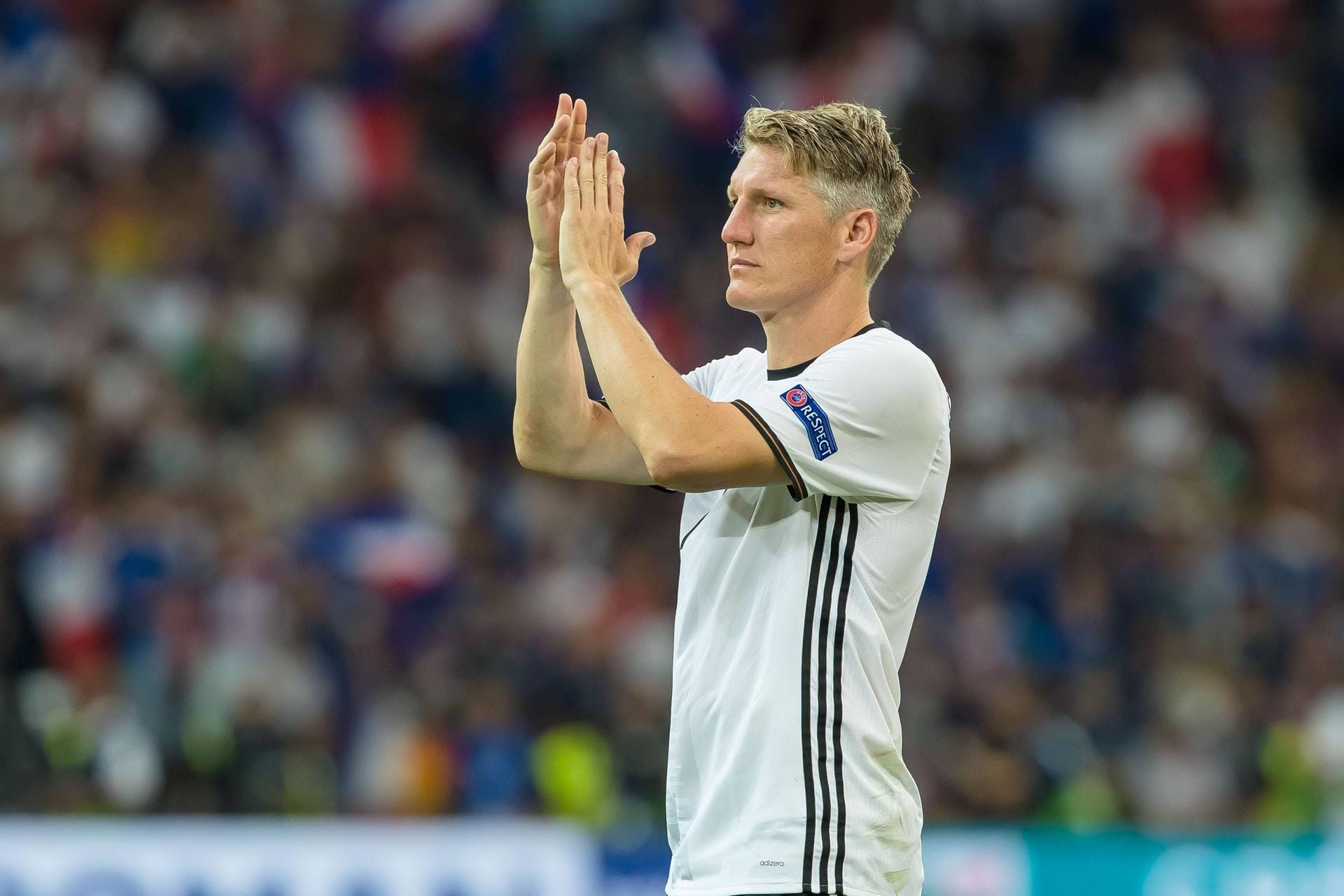 Nachdem er mit Deutschland den EM-Titel 2016 in Frankreich verpasste, gab Schweinsteiger am 29. Juli seinen Rücktritt aus der Nationalmannschaft bekannt. Damit legte der 31-Jährige auch sein Amt als Kapitän nieder, das er nach der WM 2014 von Philipp Lahm übernahm.