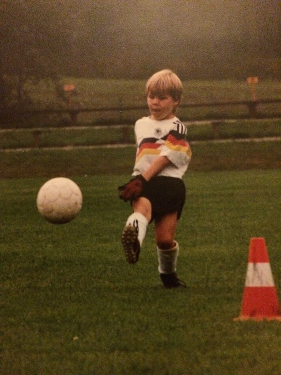 Früh übt sich: Dieses Bild seines Bruders Tobi zeigt Bastian Schweinsteiger in jungen Jahren - und bereits damals im DFB-Trikot.