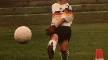 Früh übt sich: Dieses Bild seines Bruders Tobi zeigt Bastian Schweinsteiger in jungen Jahren - und bereits damals im DFB-Trikot.