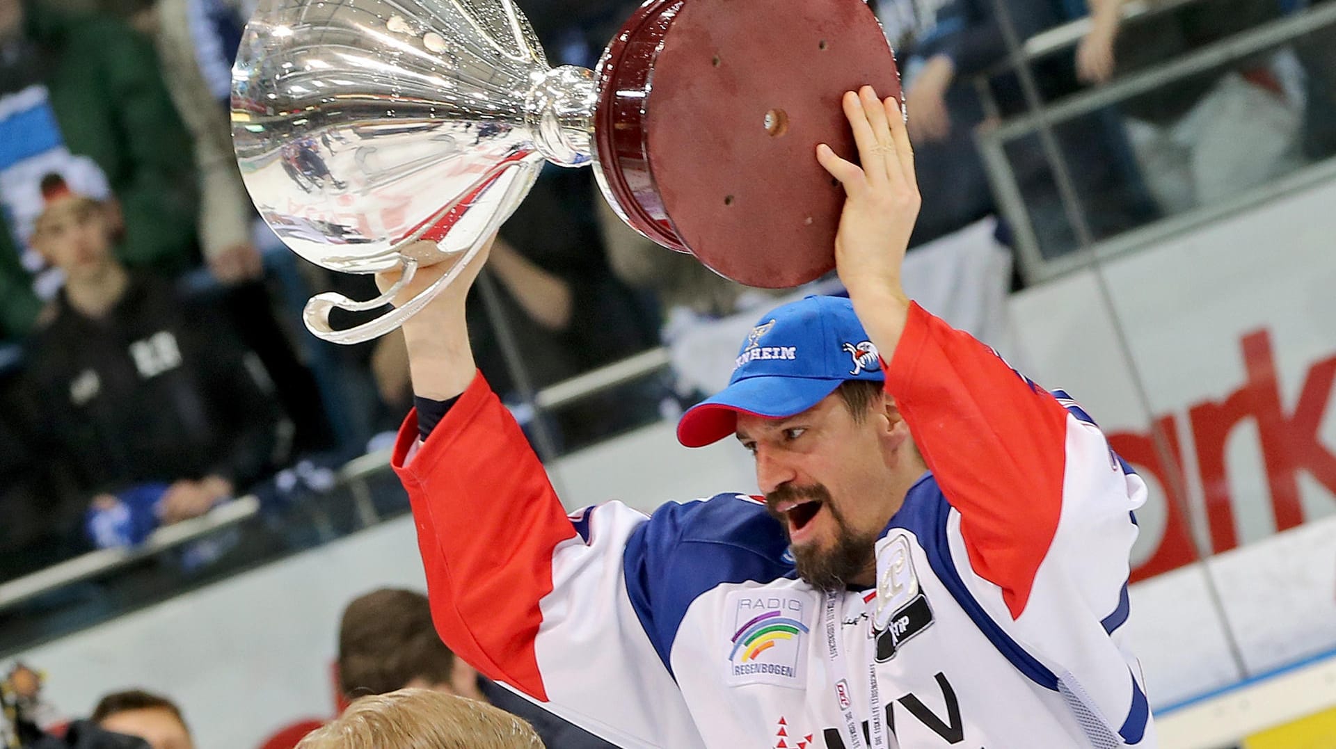 Jochen Hecht feiert den Meistertitel 2015 mit den Adler Mannheim.