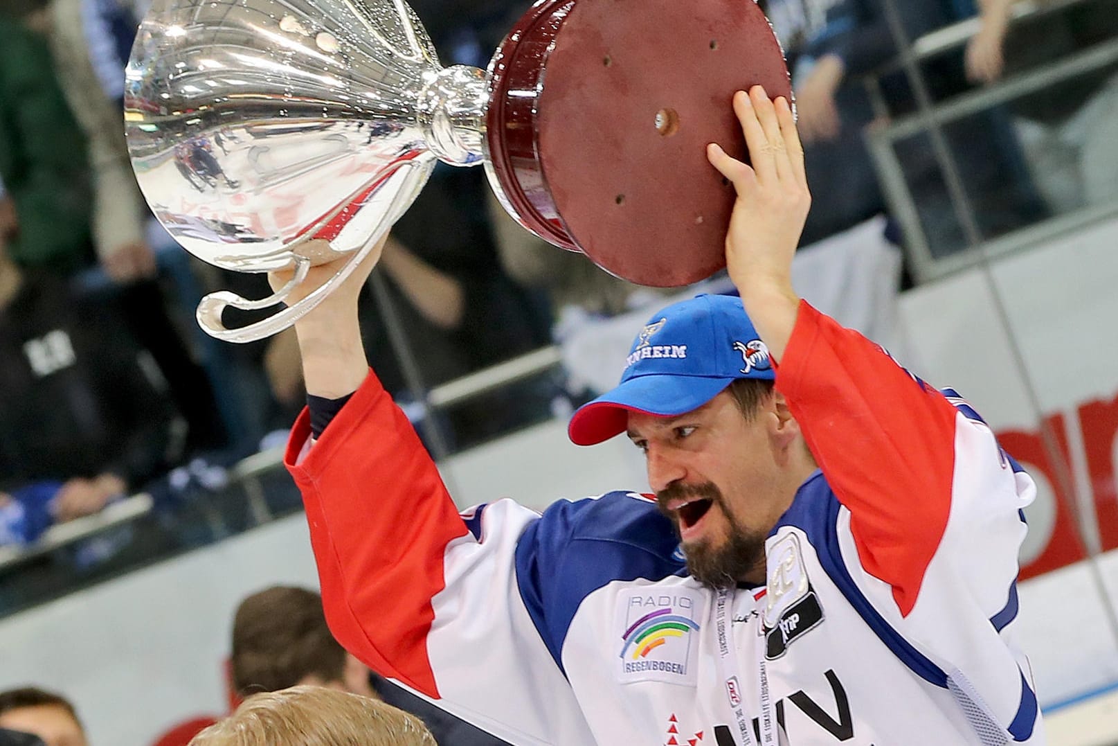 Jochen Hecht feiert den Meistertitel 2015 mit den Adler Mannheim.