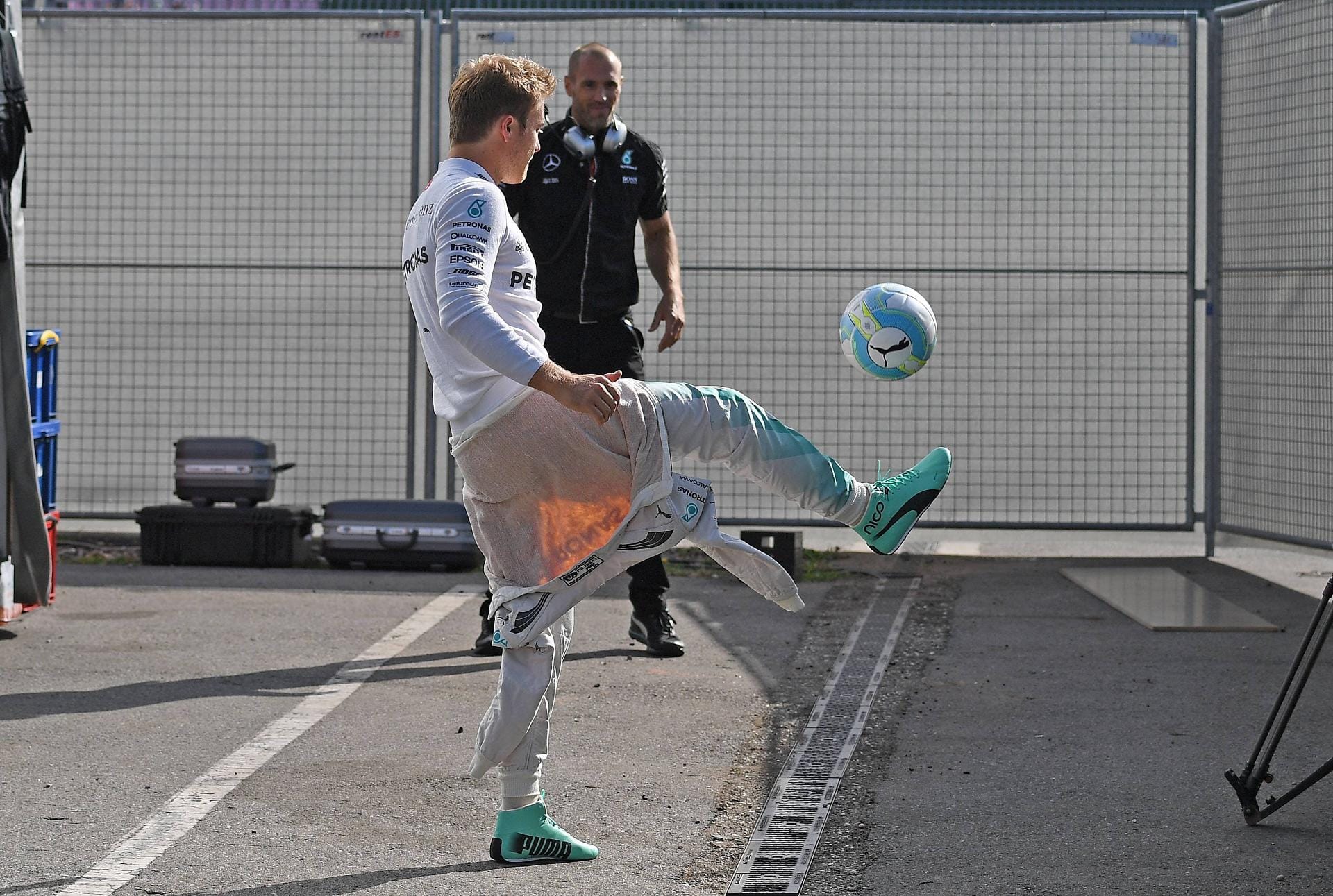Auch mit dem Fußball weiß Nico Rosberg umzugehen.