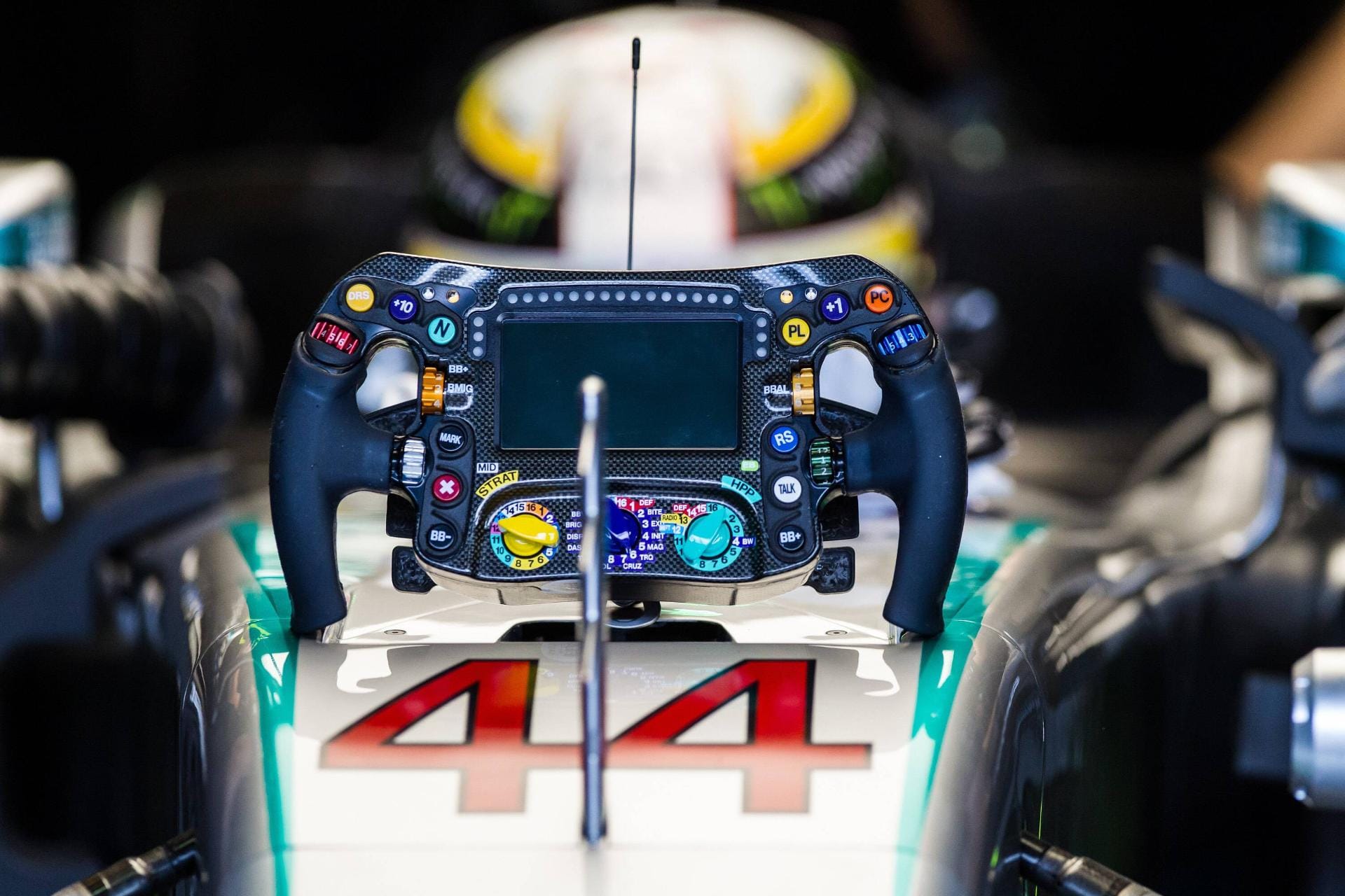 So sieht es aus, das Lenkrad von Lewis Hamilton.