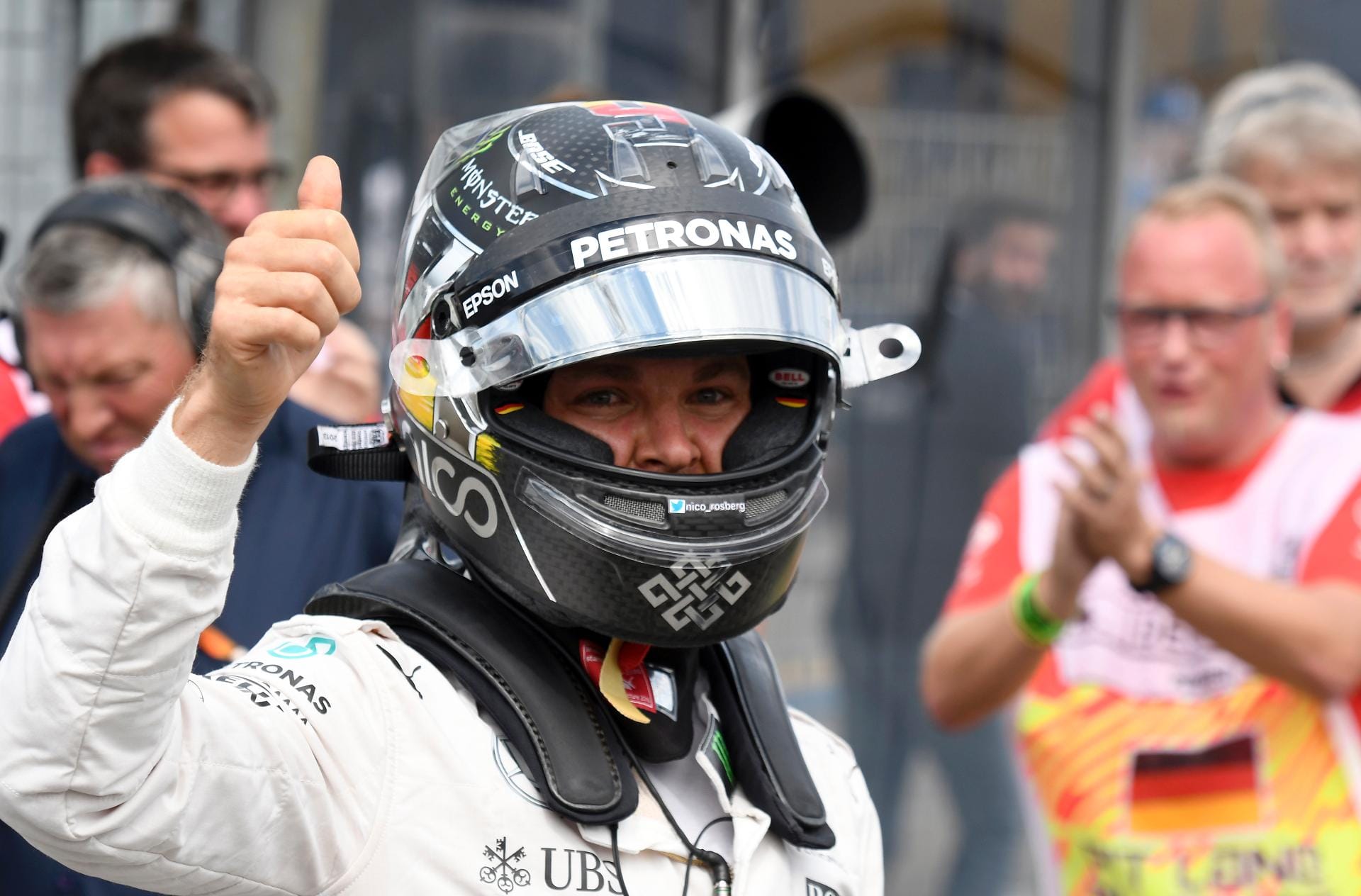 Nico Rosberg freut sich über seinen Sieg beim Qualifying.