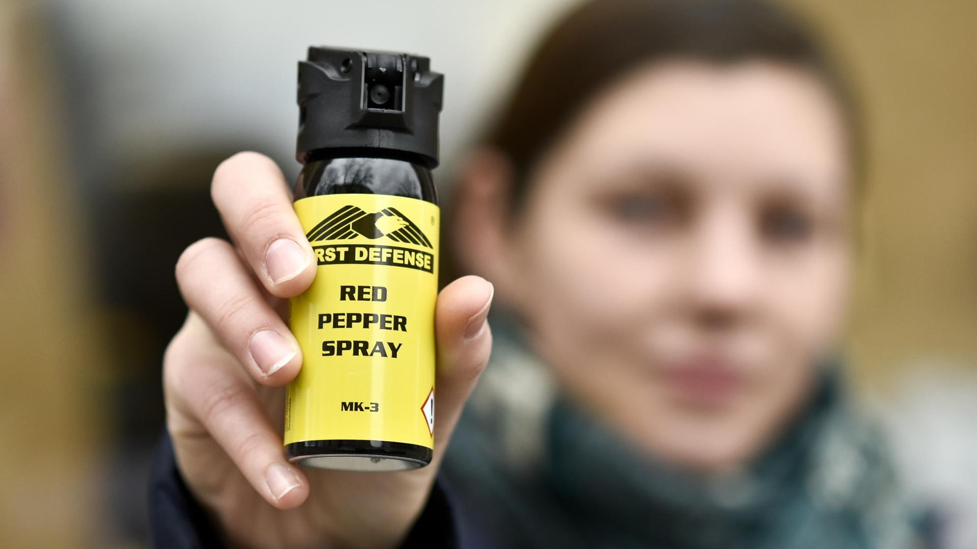 Um in der Öffentlichkeit beispielsweise Pfefferspray mit sich führen zu dürfen, ist unter bestimmten Vorraussetzungen ein sogenannter Kleiner Waffenschein notwendig.