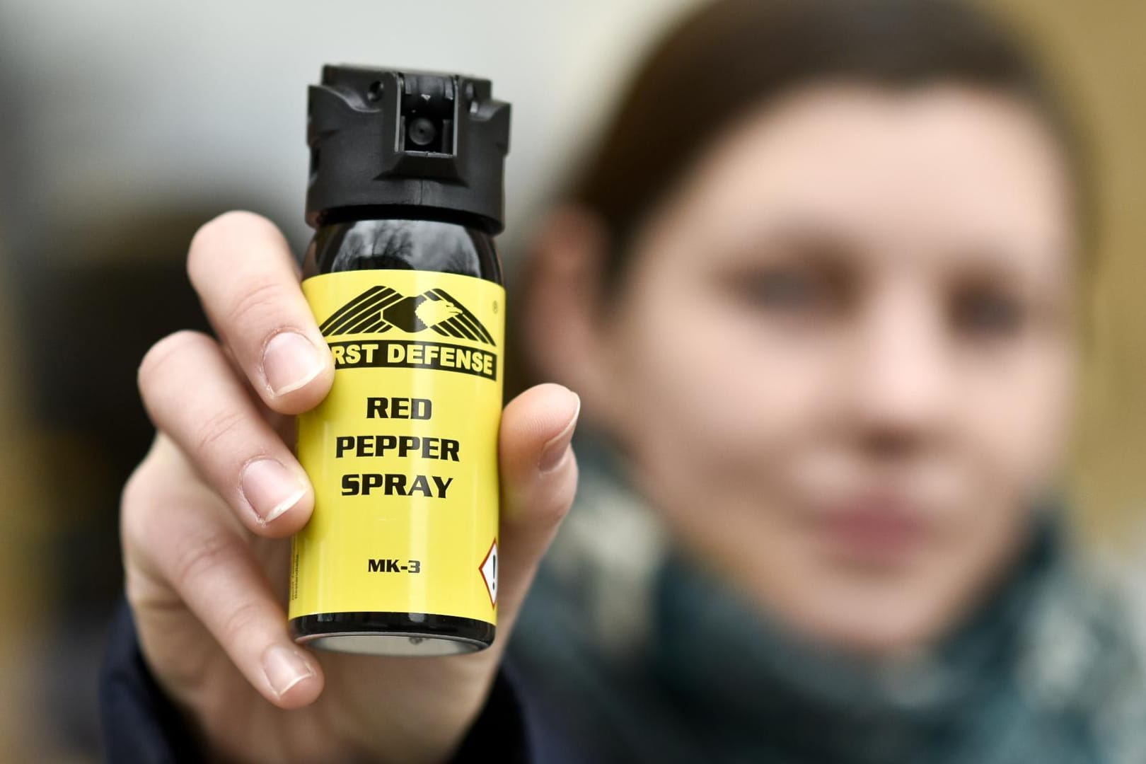 Um in der Öffentlichkeit beispielsweise Pfefferspray mit sich führen zu dürfen, ist unter bestimmten Vorraussetzungen ein sogenannter Kleiner Waffenschein notwendig.