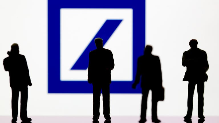 Führende Manager der Deutschen Bank wollen Auszahlung ausstehender Boni einklagen.