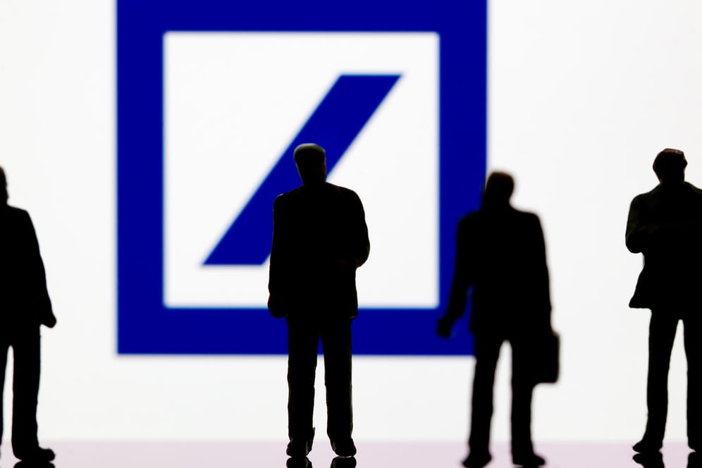 Führende Manager der Deutschen Bank wollen Auszahlung ausstehender Boni einklagen.