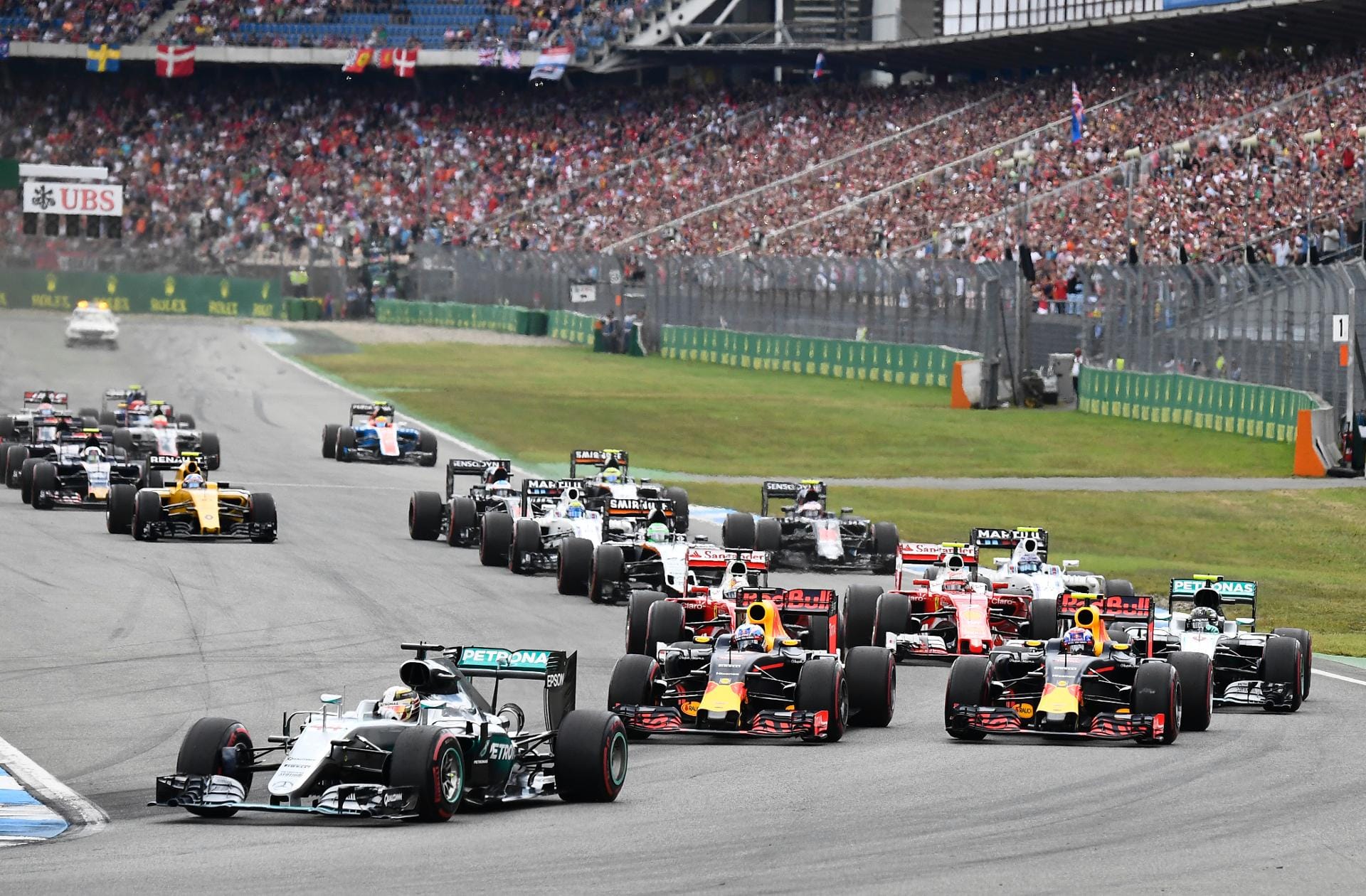 Den Start gewinnt Lewis Hamilton. Auch Max Verstappen und Daniel Ricciardo ziehen an Nico Rosberg vorbei.