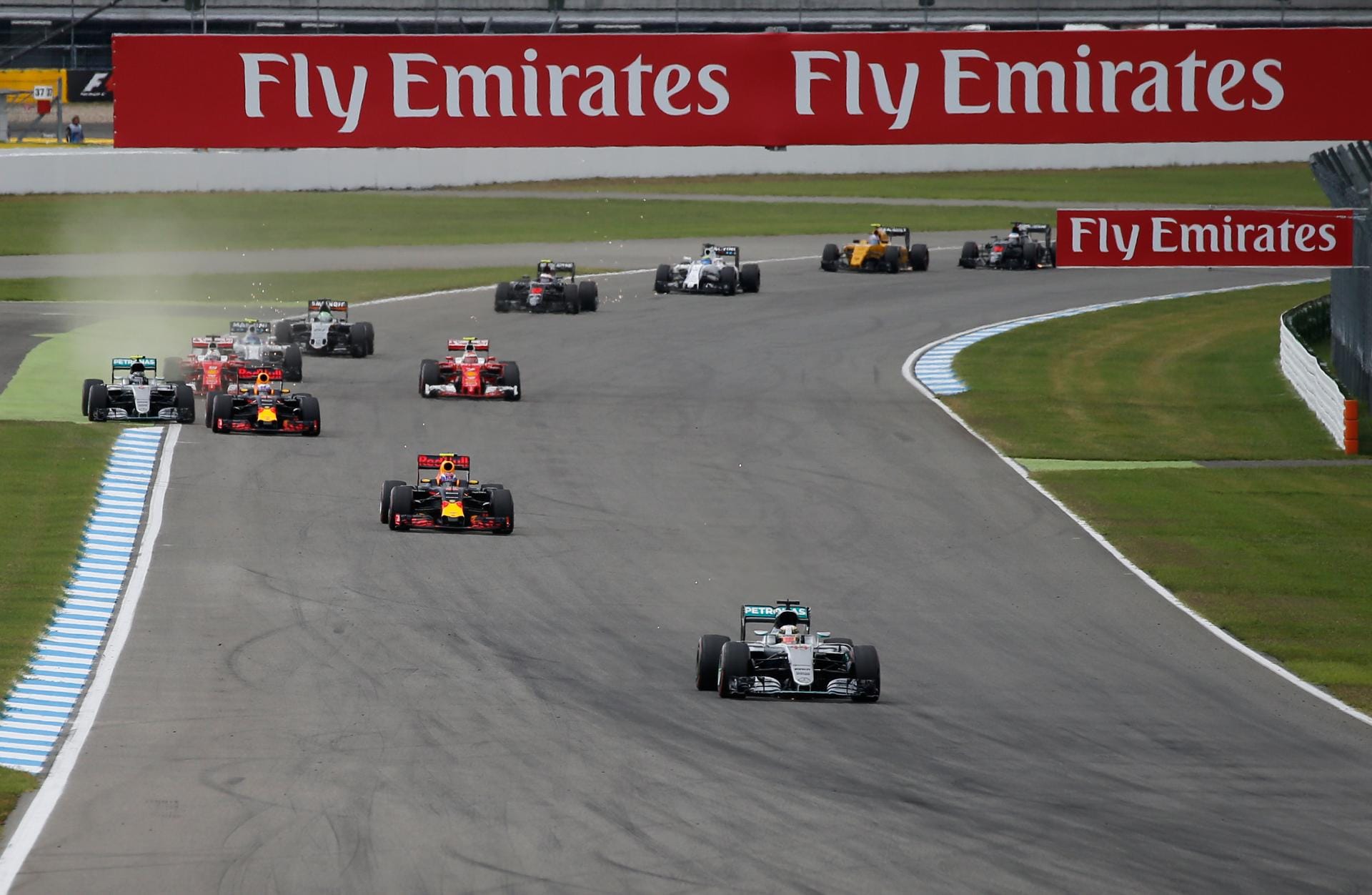 Rosberg (Platz vier/ganz links) versucht an Ricciardo vorbeizugehen. Doch er scheitert mit seinem Versuch.