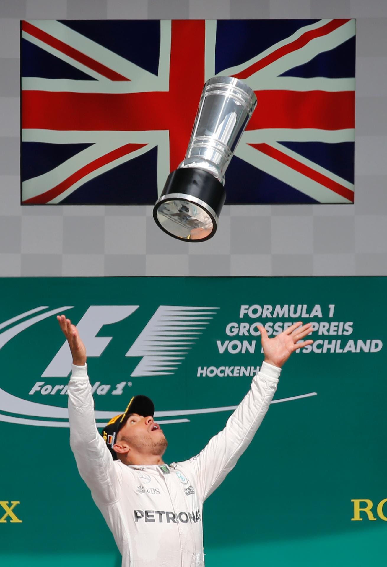 Freude bei Lewis Hamilton: Er gewinnt das Rennen auf dem Hockenheimring.