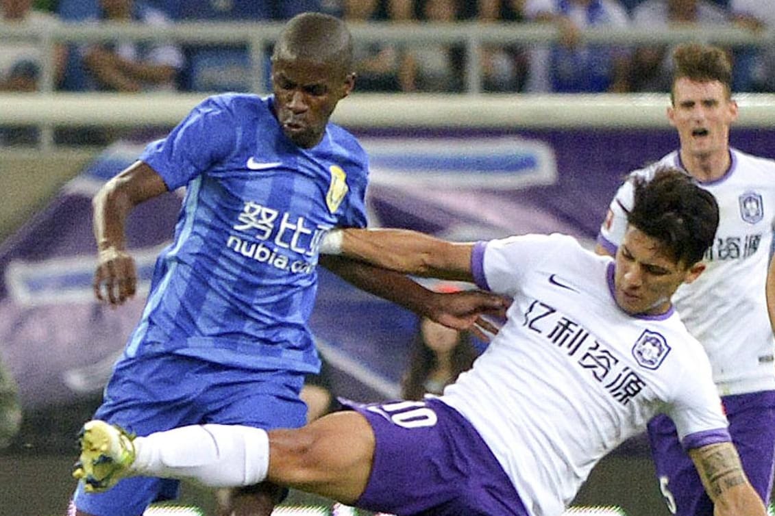 Ausländische Stars im Duell: Fredy Montero von Tianjin Teda (re.) stoppt Ex-Chelsea-Star Ramires von Jiangsu Suning.