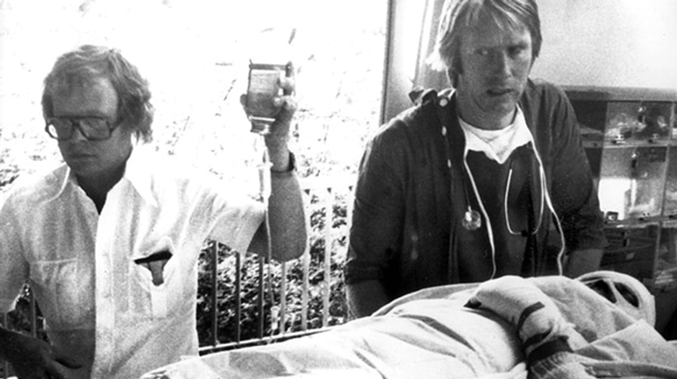 Ärztliche Versorgung: Niki Lauda nach seinem folgenschweren Unfall.