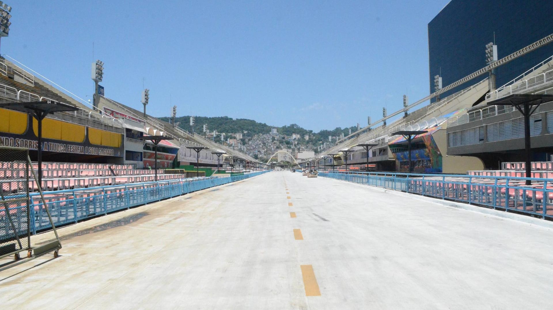 Das Sambodromo: Anfang der 80er-Jahre erbaute der Architekt Oscar Niemeyer die imposante Tribünenstraße. Zu Karneval herrscht dort Ausnahmezustand, wenn sich die Sambaschulen vor rund 80.000 Zuschauern präsentieren. Bei Olympia finden ähnlich viele Menschen beim Bogenschießen und beim Marathon-Zieleinlauf Platz.