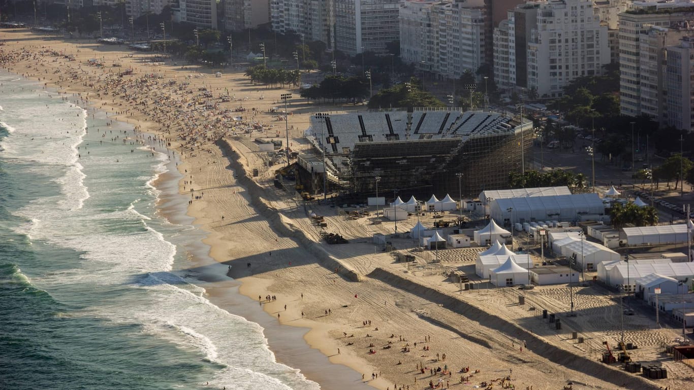 Sand so weit das Auge reicht: Kein Wunder, dass sich während Olympia die Beachvolleyballer in einem extra errichteten Stadion am Strand der Copacabana einfinden.