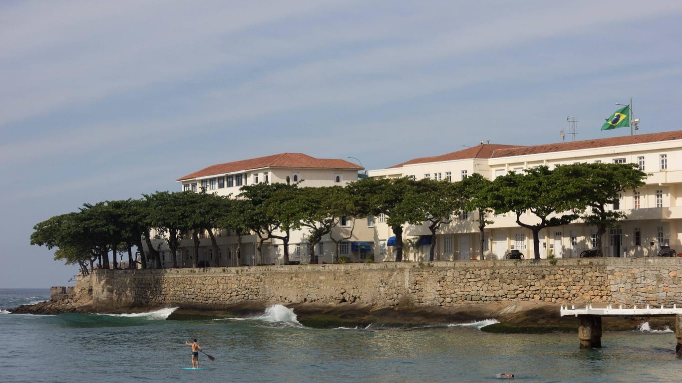 Am Forte de Copacabana, der Südseite des weltbekannten Strandes, steigen die Wettkämpfe der Ausdauersportler: Neben den Freiwasser-Schwimmern und den Triathleten gehen auch die Radsportler auf die Rennstrecke.