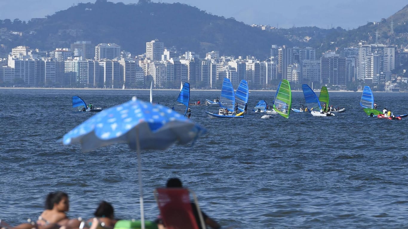 Die Segel-Wettbewerbe steigen an der Guanabara-Bucht, Marina da Gloria. Doch die Olympia-Stätte ist höchst umstritten. Das Wasser ist extrem verschmutzt, da große Teile des Mülls aus der Metropole an dieser Stelle ins Meer geleitet werden.