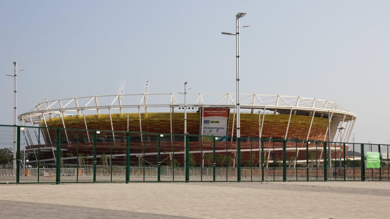 In Barra werden auf drei großen und 13 kleinen Courts die Tennis-Olympiasieger ermittelt. Auf dem Center Court des olympischen Tenniszentrums können 10.000 Zuschauer den Flugkurven des kleinen gelben Balles live folgen.