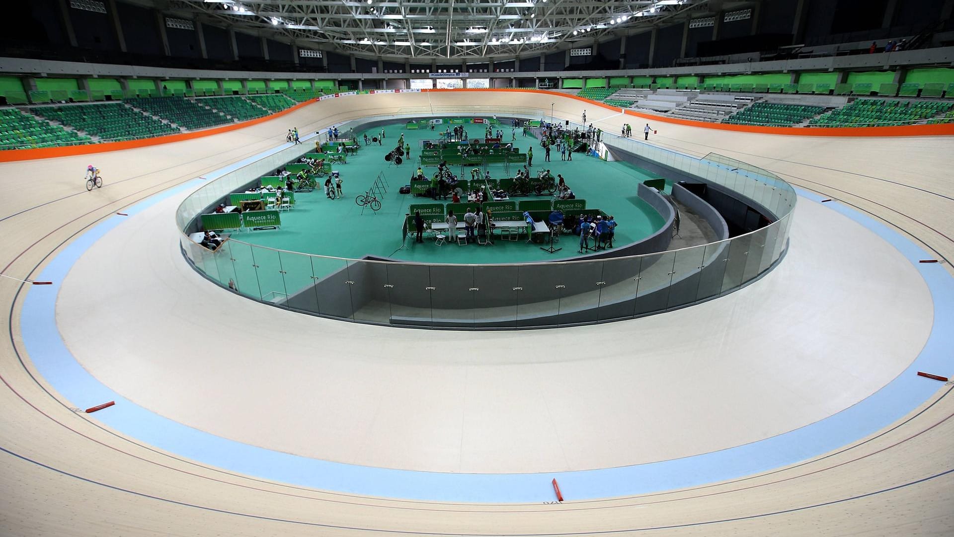 Schnell und rasant geht es im Velodrom zu, das während Olympia zur Bühne für die Bahnradsportler wird.