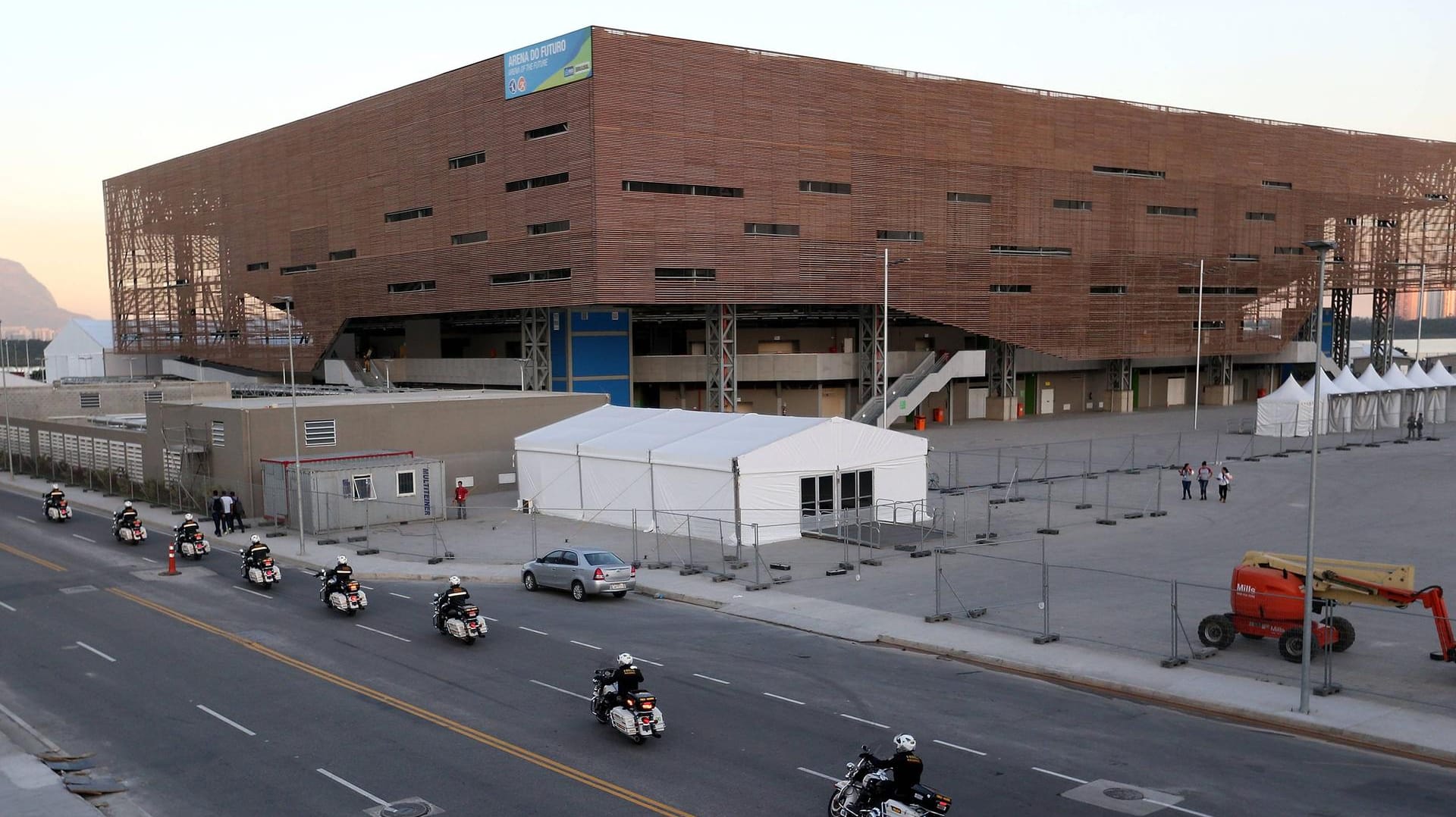 Die Handballer greifen in der Future-Arena nach den Medaillen. Der Name ist aber nicht Programm. Im Gegenteil: Die Halle wird nach Olympia-Ende wieder abgebaut.