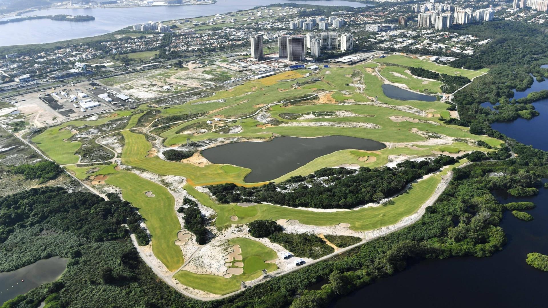Der Golfkurs wurde für Olympia neu angelegt. Doch dies nicht ohne Kritik: Die Anlage befindet sich in einem Landschaftsschutzgebiet und erntete viele negative Schlagzeilen. Die Baumaßnahmen mussten zeitweise sogar unterbrochen werden.
