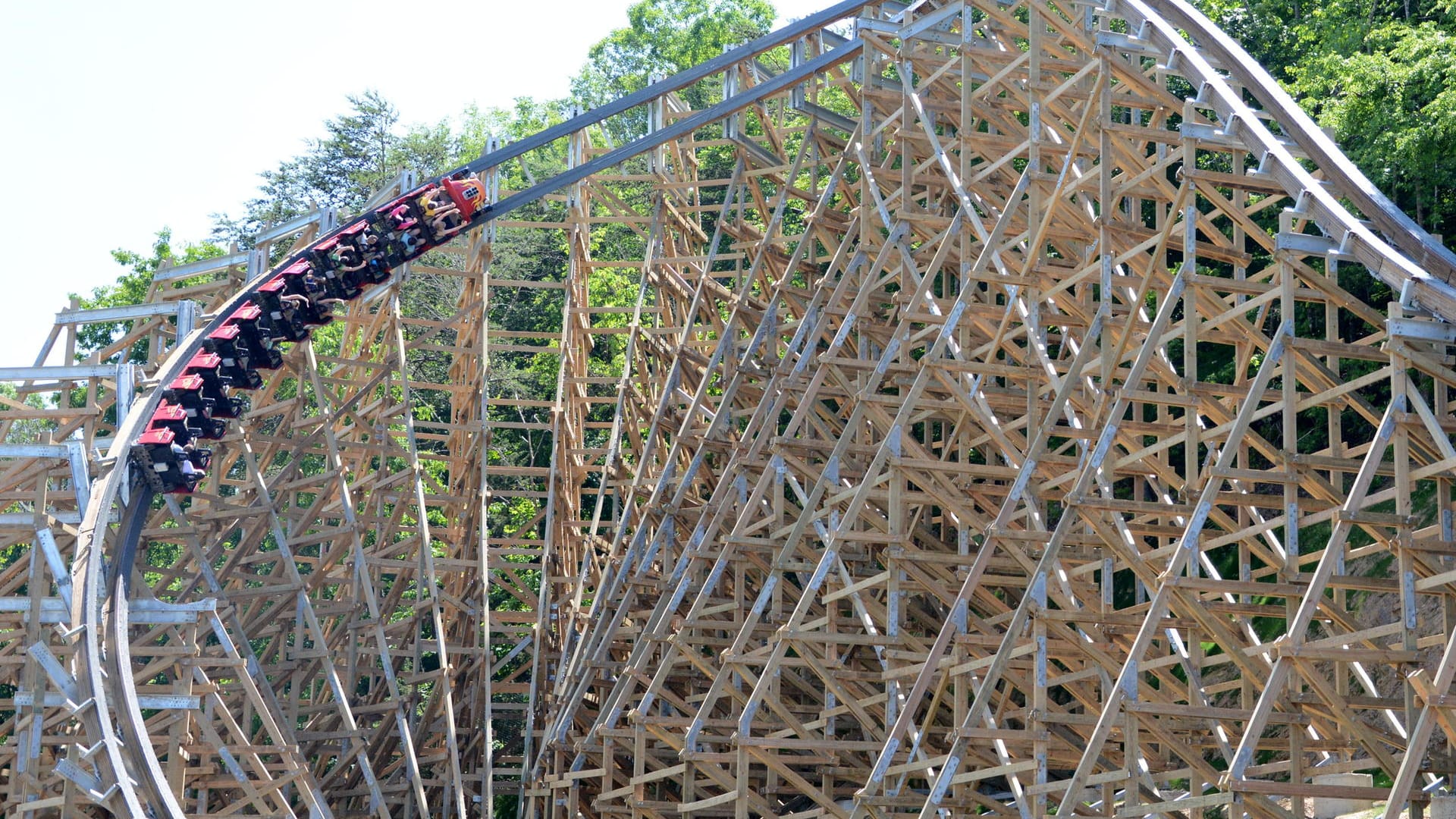 Die Holzachterbahn "Lightning Rod".