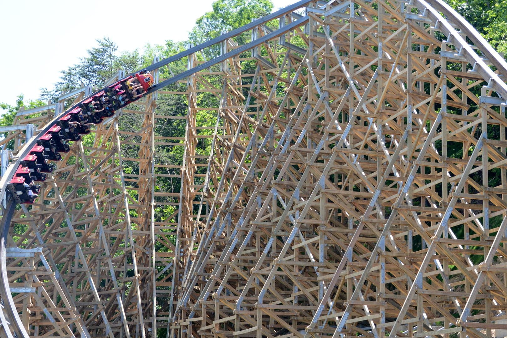 Die Holzachterbahn "Lightning Rod".