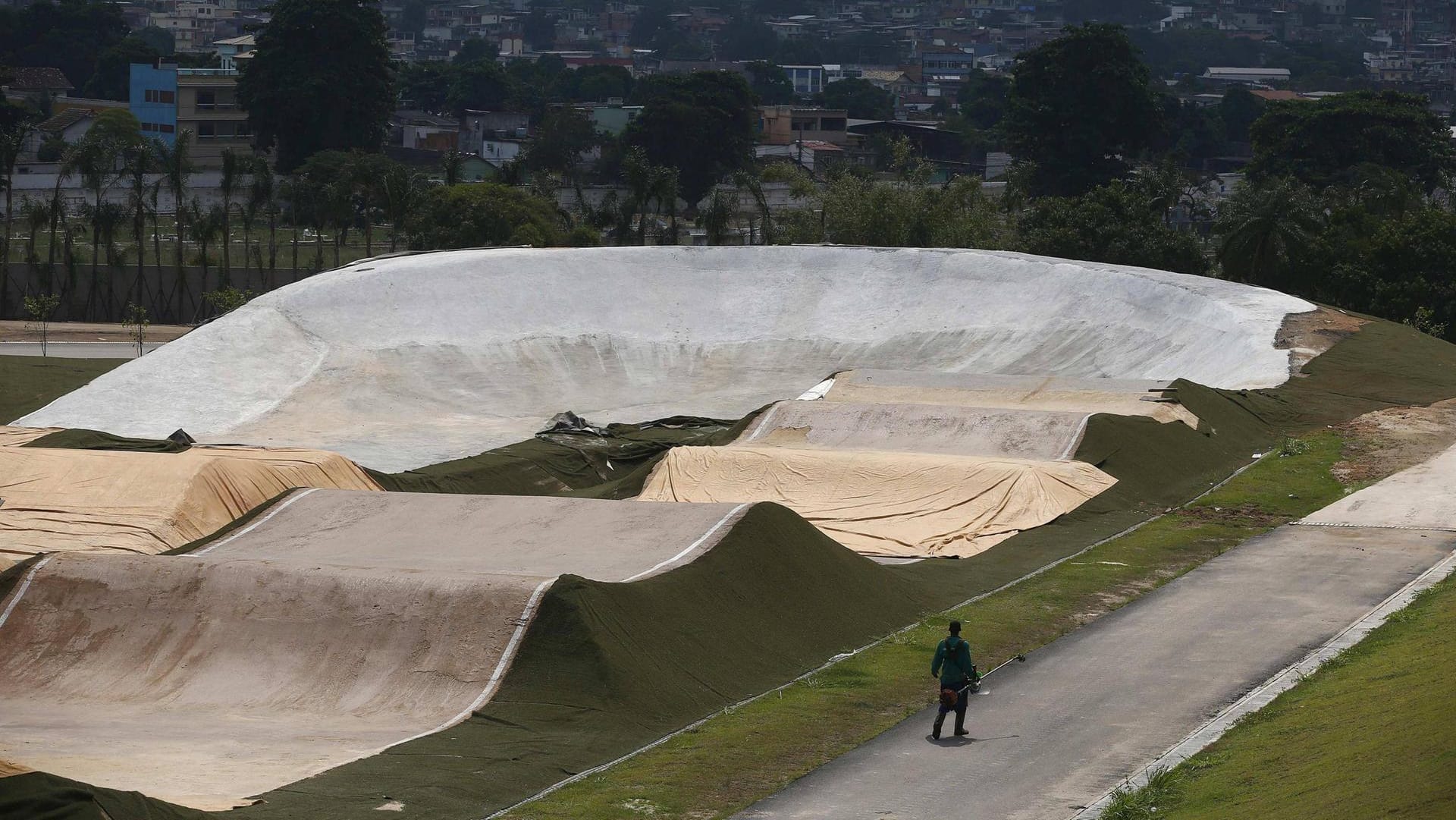 In Deodoro starten auch die BMX-Fahrer auf dem neu gebauten Olympia-Kurs. Die Tribünen werden nur für das Großereignis aufgebaut, die Strecke bleibt über das Ende der Spiele hinaus bestehen.
