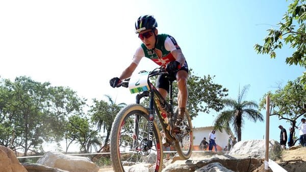 Die Mountainbiker gehen auf einen 5,4 Kilometer langen Rundkurs im Parque Radical.
