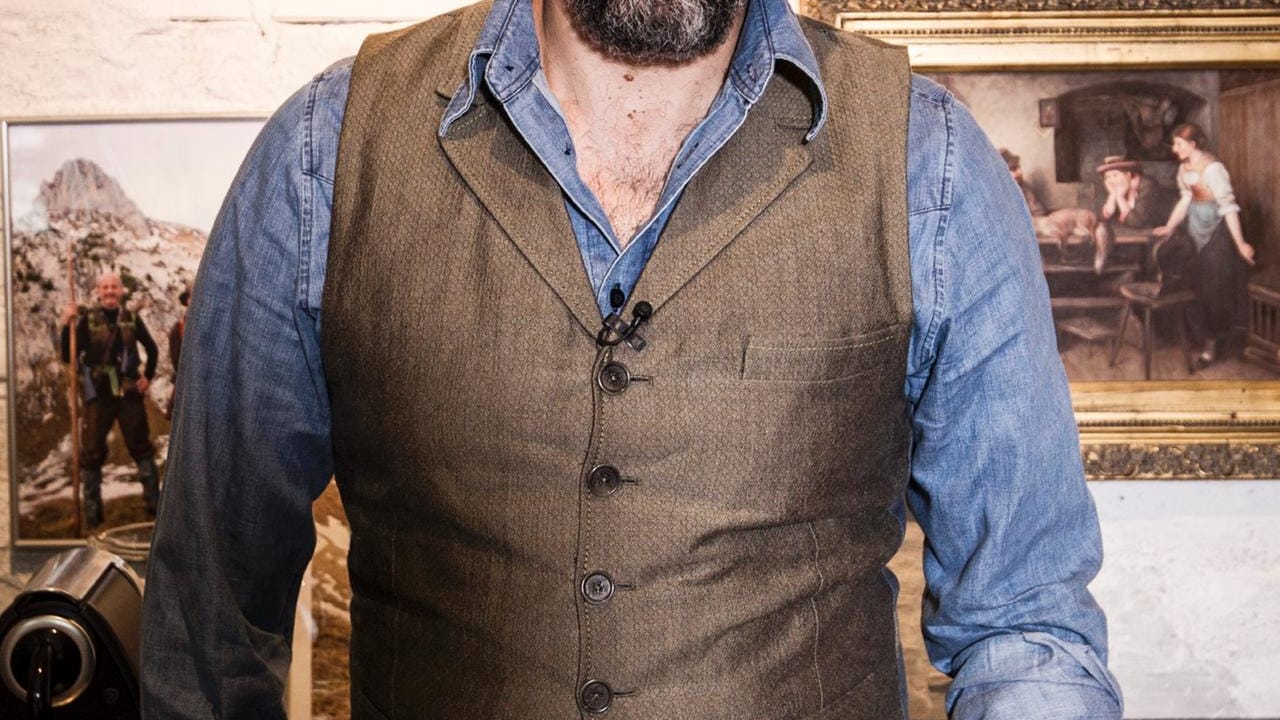 Der 45-jährige südtiroler Koch Roland Trettl hat nach aufreibenden Jahren die Sterneküche mit dem TV-Studio getauscht. Derzeit ist er sonntags auf Vox und im Herbst auch auf Sat.1 zu sehen. Bekannt wurde er zuvor mit seinem Restaurant "Ikarus" am Hangar-7 am Salzburger Flughafen.