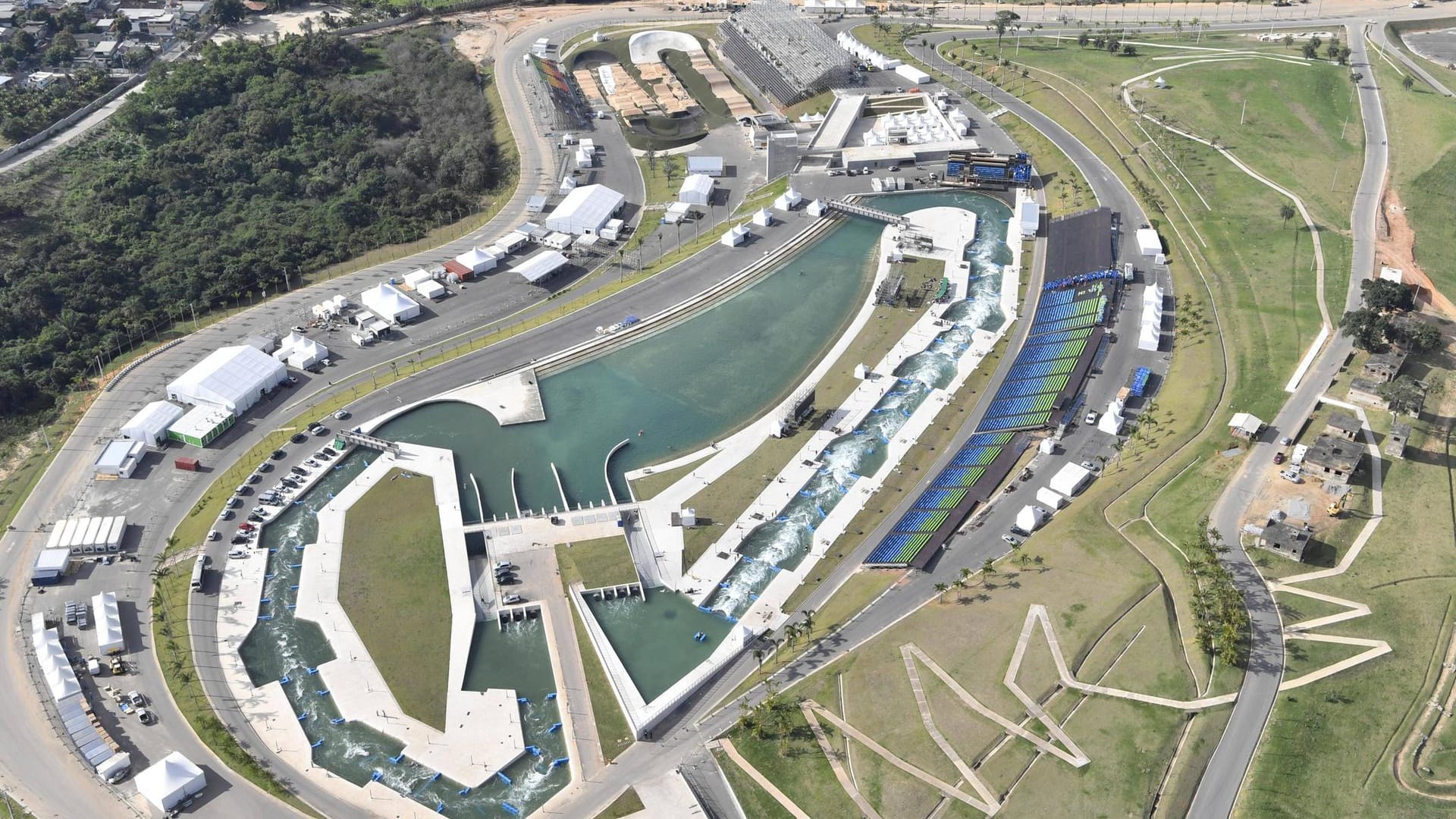 Ein Wasserpark für die Slalom-Kanuten steht ebenfalls in Deodoro. Insgesamt 25 Millionen Liter Wasser fließen durch die zwei Kurse des Whitewater Stadium. Nach Olympia wird die Anlage Teil eines öffentlich zugänglichen Parks.
