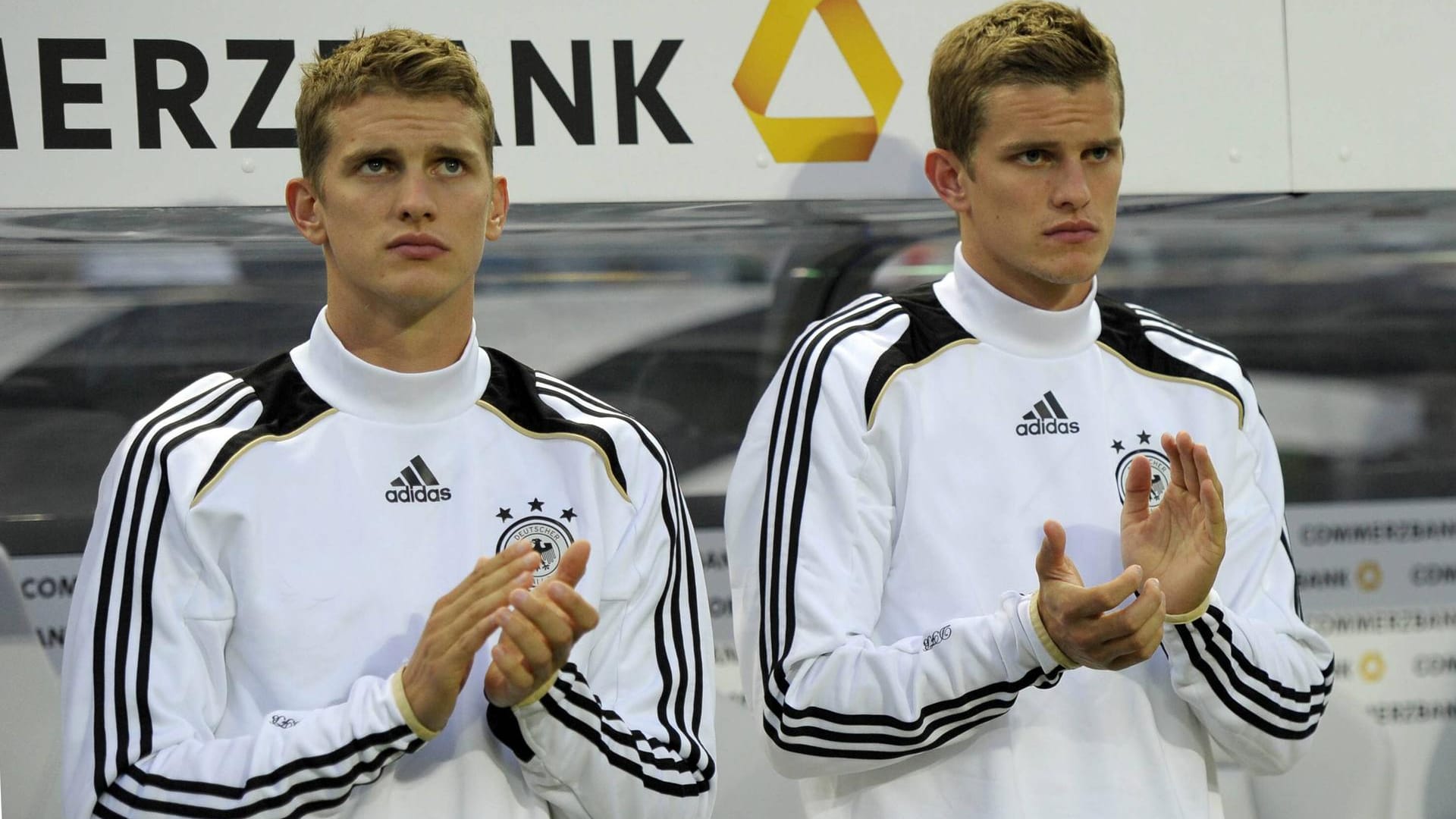 Die eineiigen Zwillinge Lars (li.) und Sven Bender sehen sich zum Verwechseln ähnlich. Die eineiigen Zwillinge Lars (li.) und Sven Bender sehen sich zum Verwechseln ähnlich.