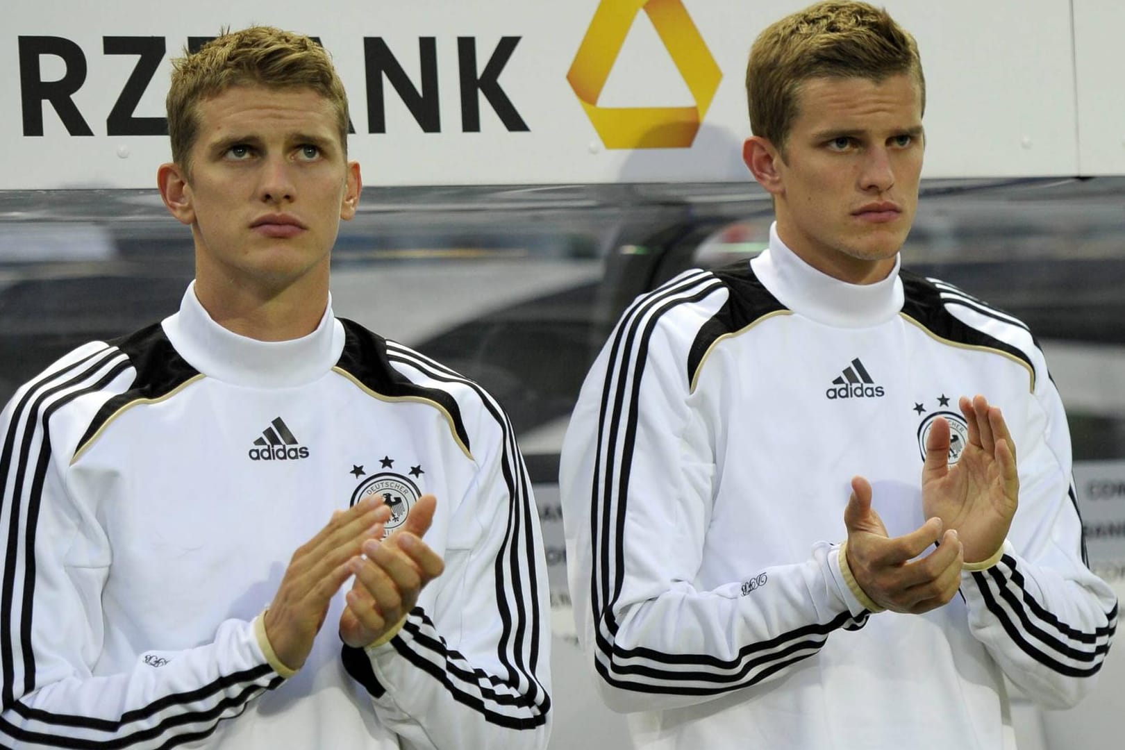 Die eineiigen Zwillinge Lars (li.) und Sven Bender sehen sich zum Verwechseln ähnlich.